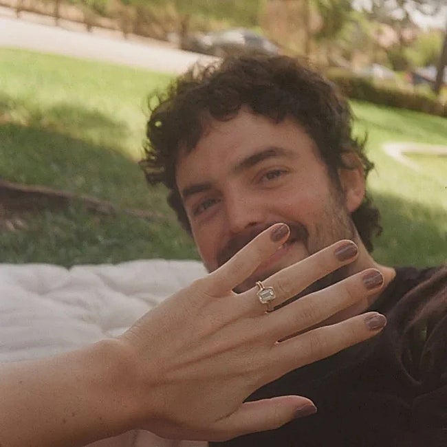 La hija de Antonio Banderas muestra su anillo de compromiso.