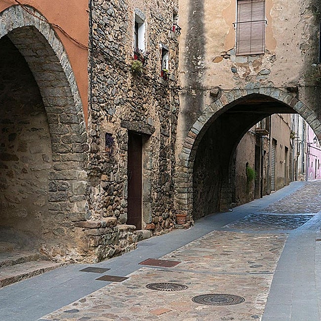 Los arcos de la calle Avall, un emblema de este pueblo gerundés de la Selva.