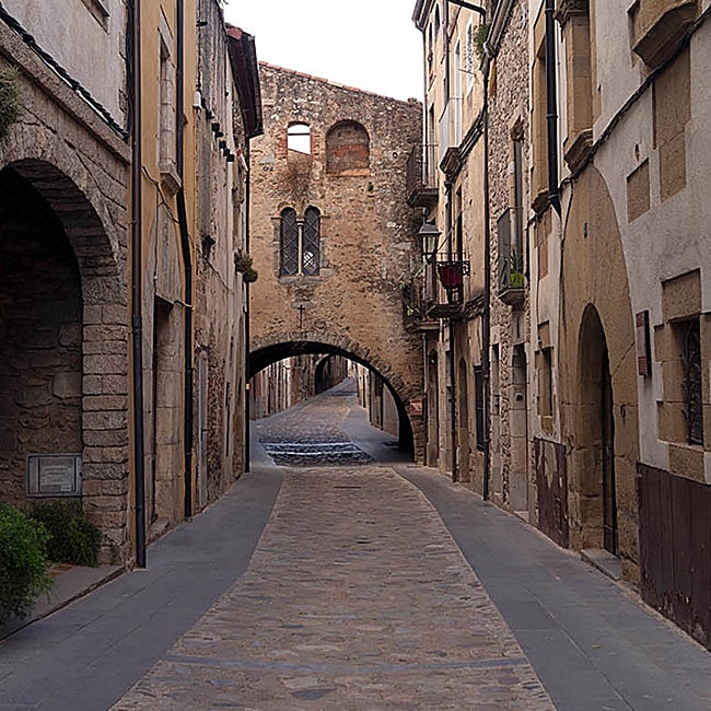 La calle de Avall está llena de casonas medievales con arcos y ventanas góticas.