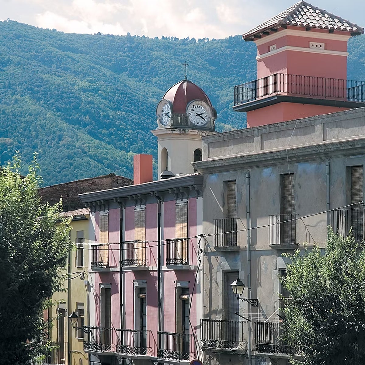 Anglès es medieval, modernista y la cuna de la fascinante Remedios Varo.