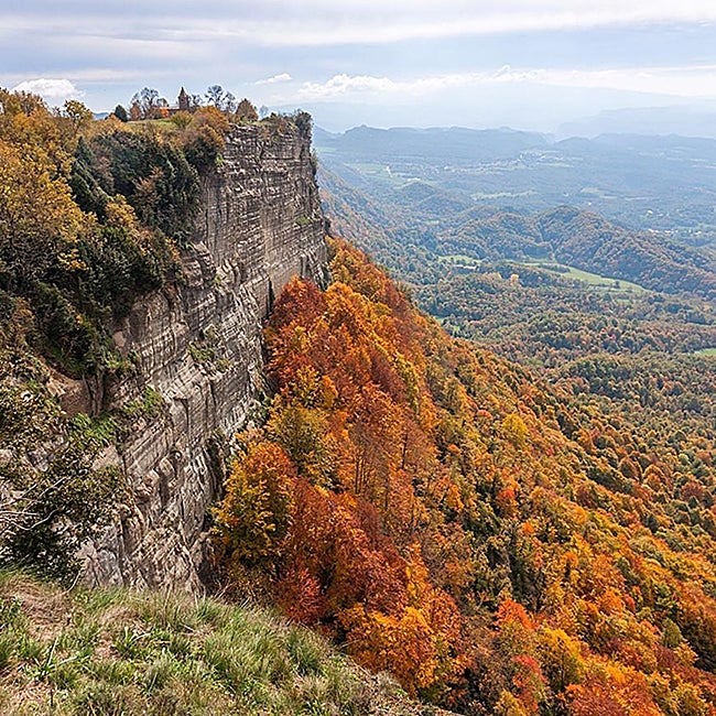 El macizo de Las Guillerías es parte de la naturaleza que envuelve a este pueblo de la Selva. ANGLÈS NATURA I CULTURA