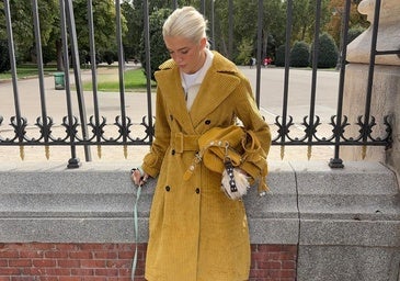 Una influencer con la gabardina de Parfois.