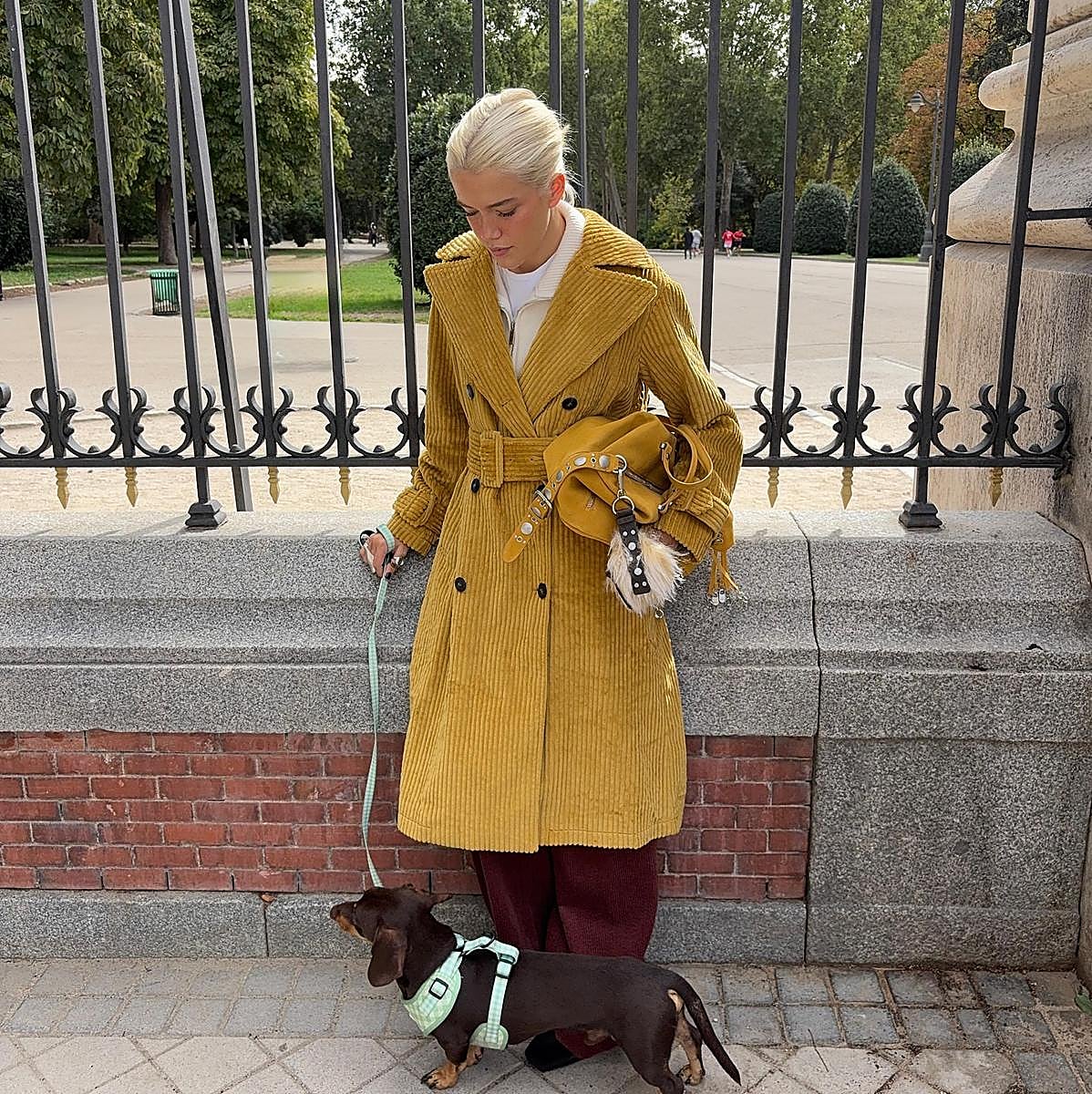 Una influencer con la gabardina de Parfois.