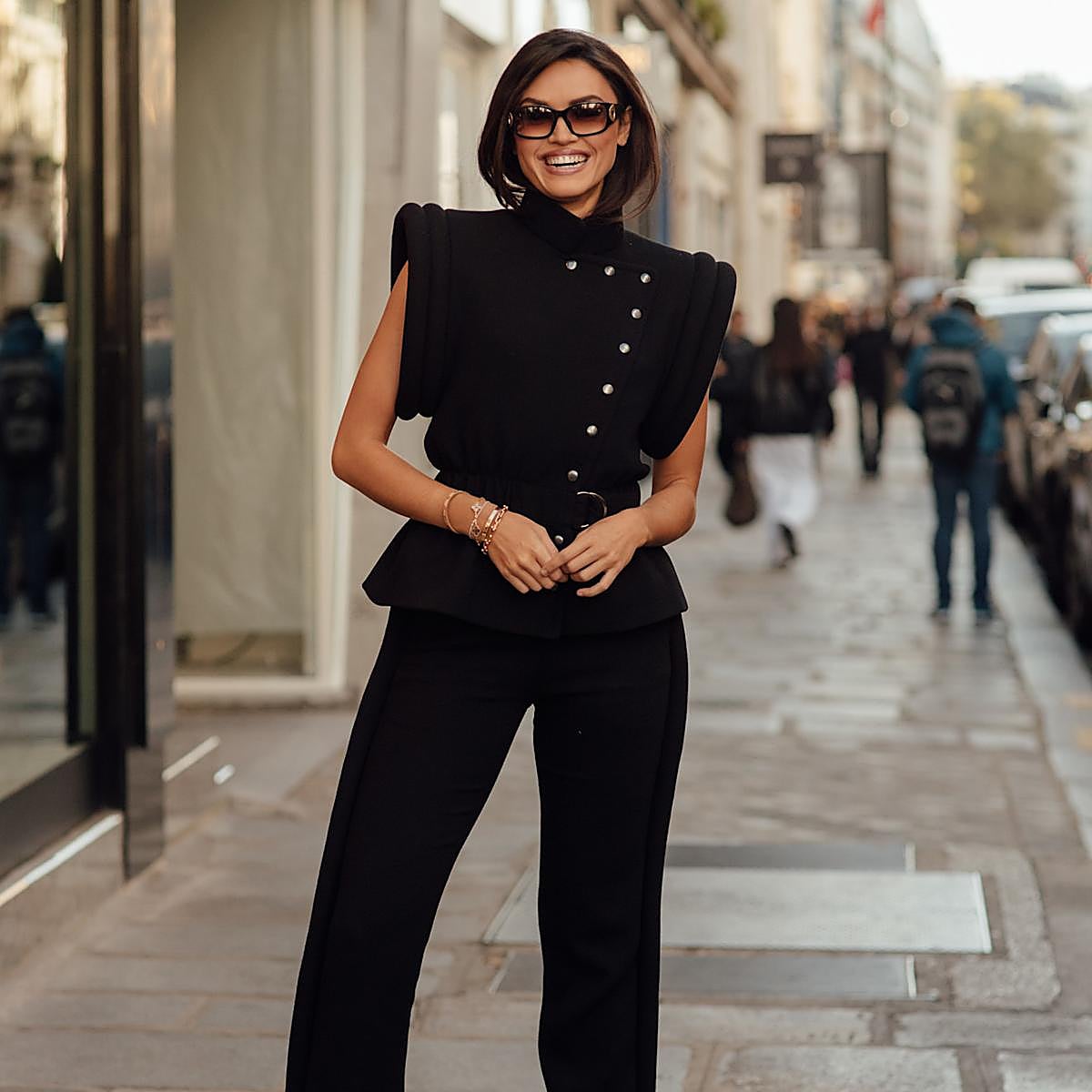 Mujer con look elegante con pantalones de punto