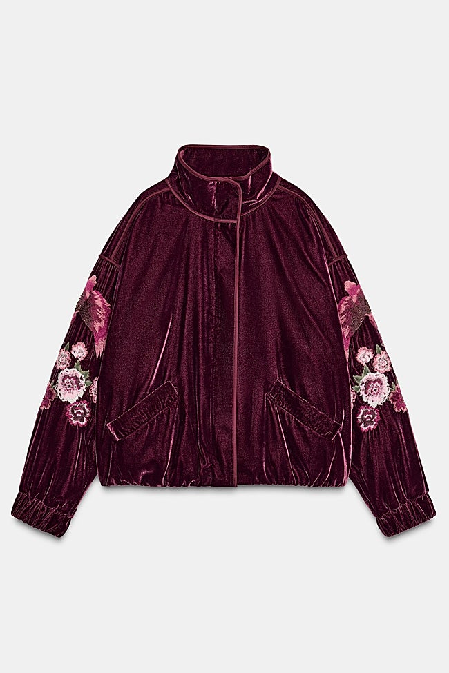 Chaqueta burdeos de Zara (109 euros)