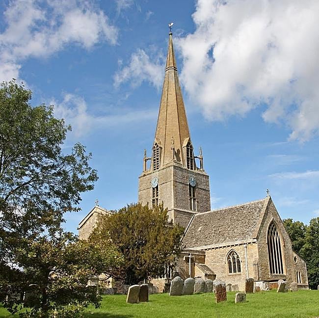 La iglesia y el cementerio de Bampton, una de las localizaciones más habituales de Downton Abbey.