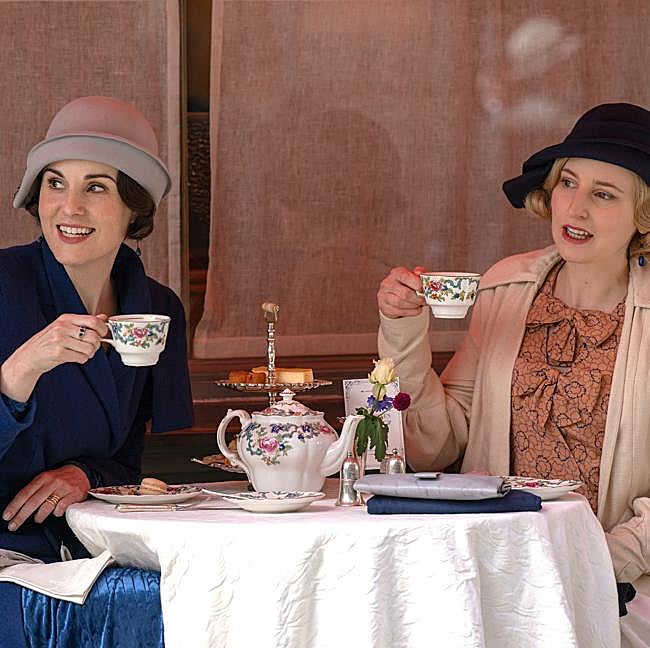 Michelle Dockery y Laura Carmichael como Lady Mary y Lady Edith en una imagen de Downton Abbey: el gran final.