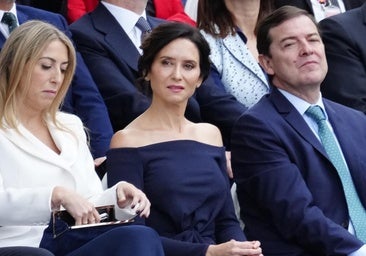 El vestido de invitada drapeado de Isabel Díaz Ayuso en el Día de la Hispanidad: precio asequible y con el color más elegante