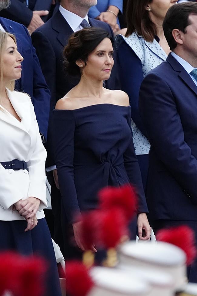 Isabel Díaz Ayuso, muy elegante de color azul marino.