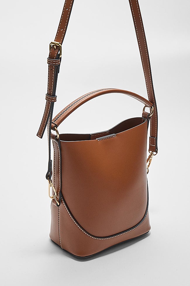 Bolso marrón de Stradivarius (19,99 euros)
