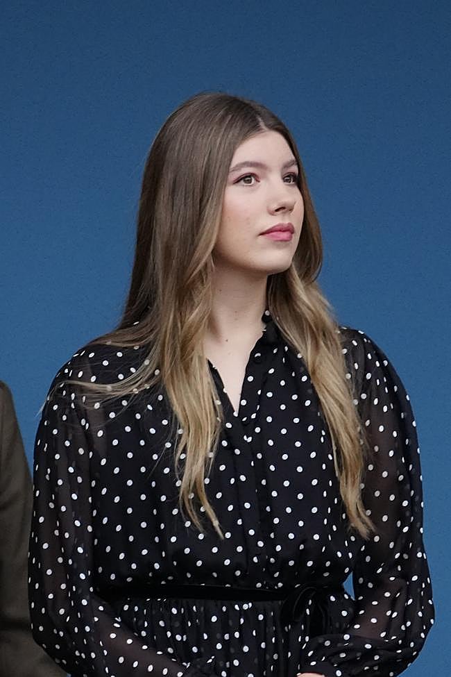La infanta Sofía con vestido con estampado de lunares en blanco y negro.