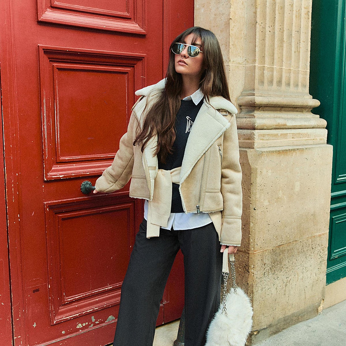 Bonitos vestidos midi con todo tipo de colores, pantalones de vestir y muchas otras compras que acaban de aterrizar en tus tiendas de referencia.