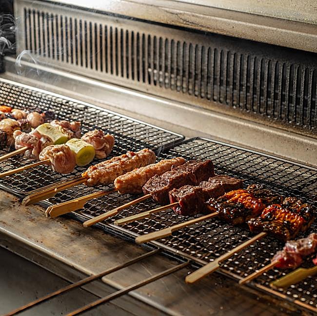 La parrilla del Toritama Yakitori, un restaurante japonés que apuesta por el robatayaki para muchas de sus elaboraciones.