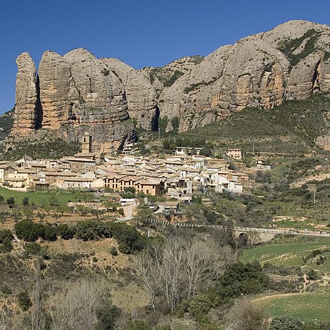 Agüero con los mallos como telón de fondo, Huesca