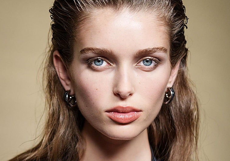 Look de maquillaje con bálsamo de labios del desfile de Hermès.