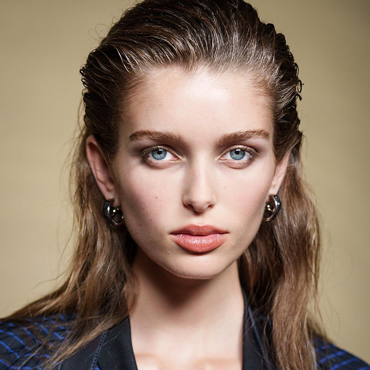 Look de maquillaje con bálsamo de labios del desfile de Hermès.