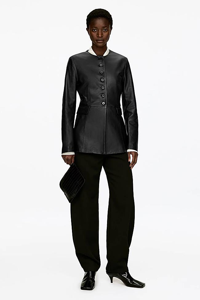 Blazer de piel sin cuello (399€)