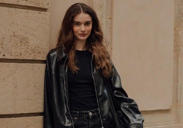 Mujer con chaqueta de cuero