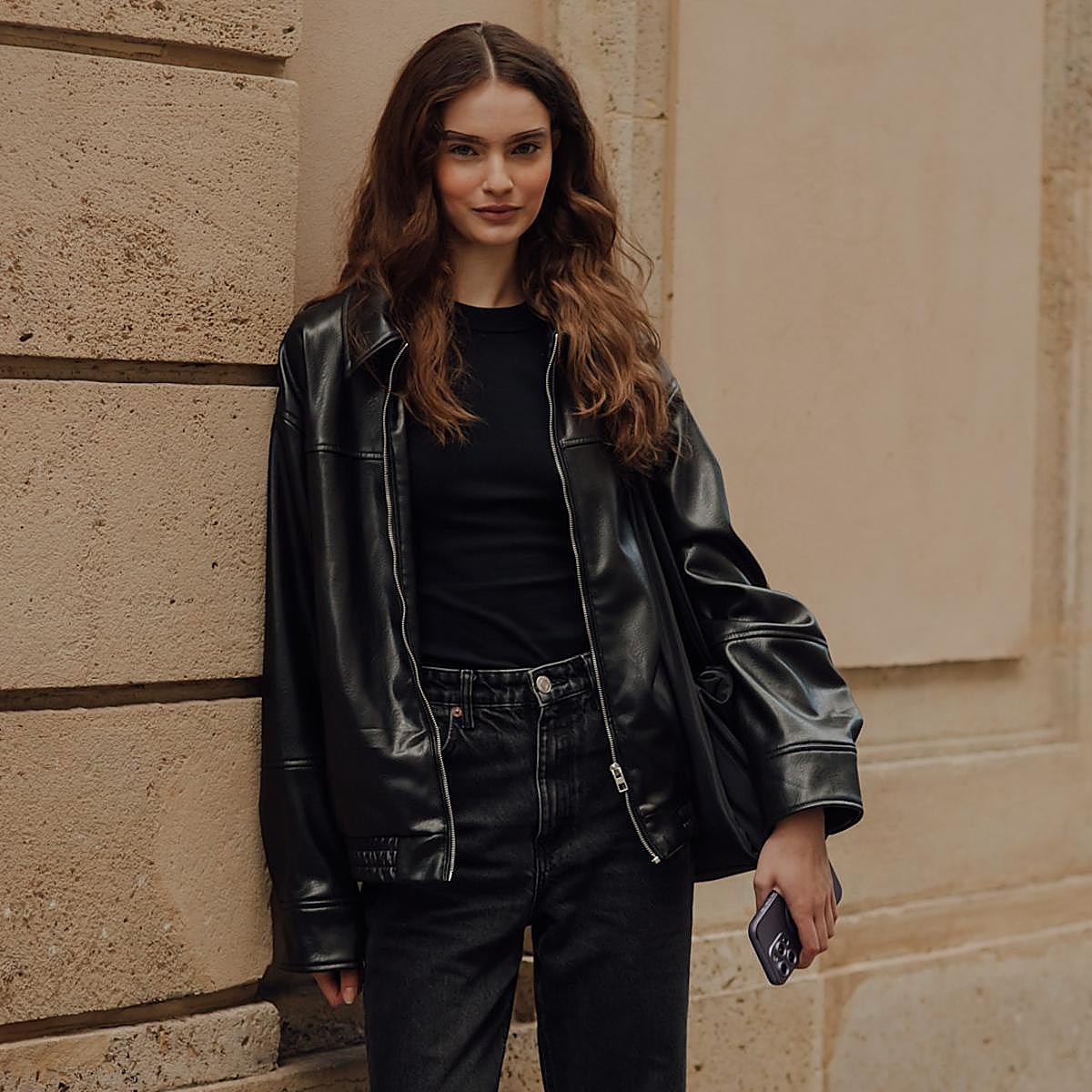 Mujer con chaqueta de cuero