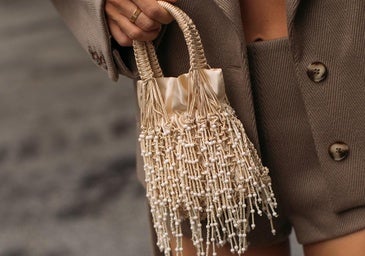 Mujer con bolso de fiesta