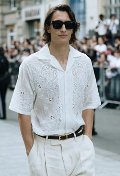 Imagen secundaria 2 - Corte de pelo a capas años 70 para hombres de pelo medio y largo.