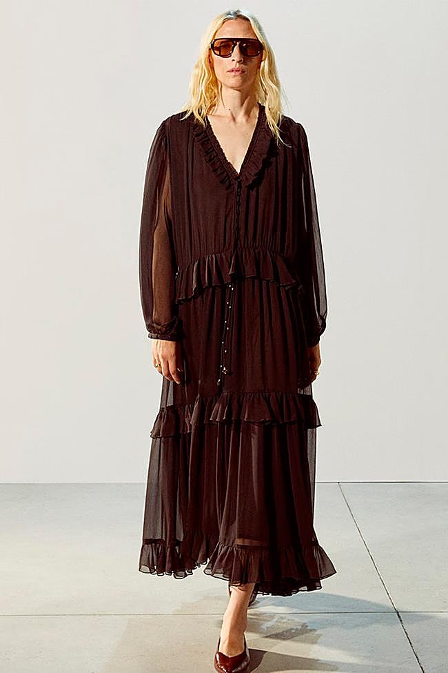 Vestido marrón con volantes de Sfera.