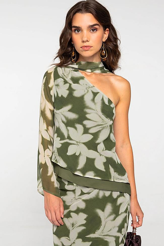 Blusa con detalle asimétrico en verde de The Are.