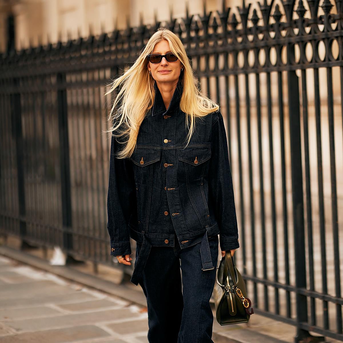 Dos looks denim de street style.