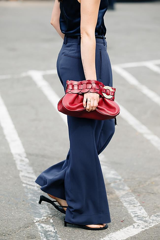 Un look básico con bolso rojo.