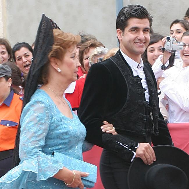 Morante de la Puebla llegando a su boda del brazo de su madre.