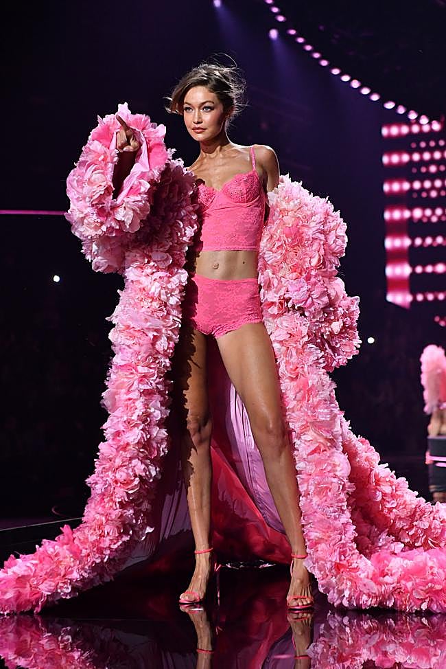 Gigi Hadid en el desfile de Victoria's Secret 2025.