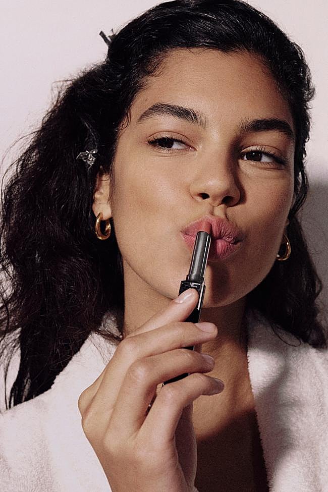 El labio mate natural, creado con Le Rouge Velvet Matte, fue el protagonista del maquillaje del desfile de la colección Womenswear primavera/verano 2026 de Givenchy.