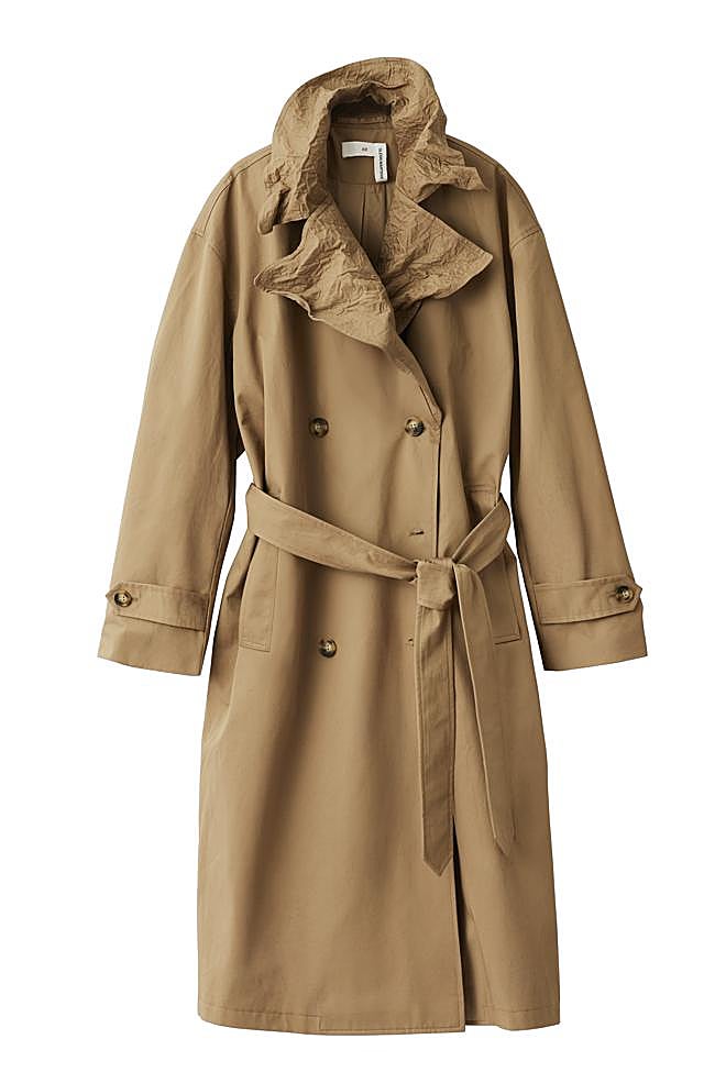 Gabardina camel con cuello moldeable.