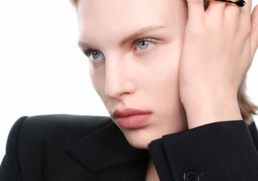 Maquillaje de labios mate con el nuevo Le Rouge Velvet Matte de Givenchy.