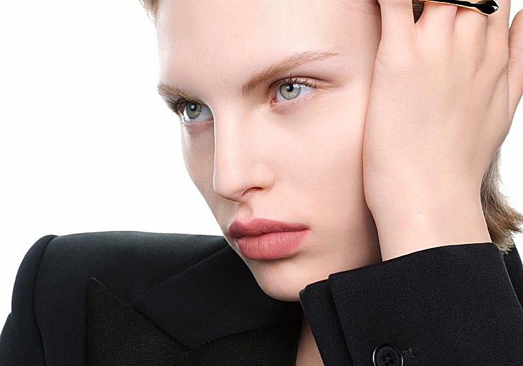 Maquillaje de labios mate con el nuevo Le Rouge Velvet Matte de Givenchy.