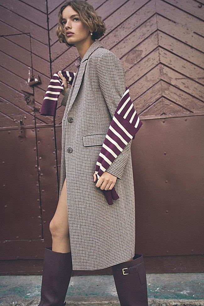 Abrigo con estampado de cuadros de Stradivarius (49,99 euros)