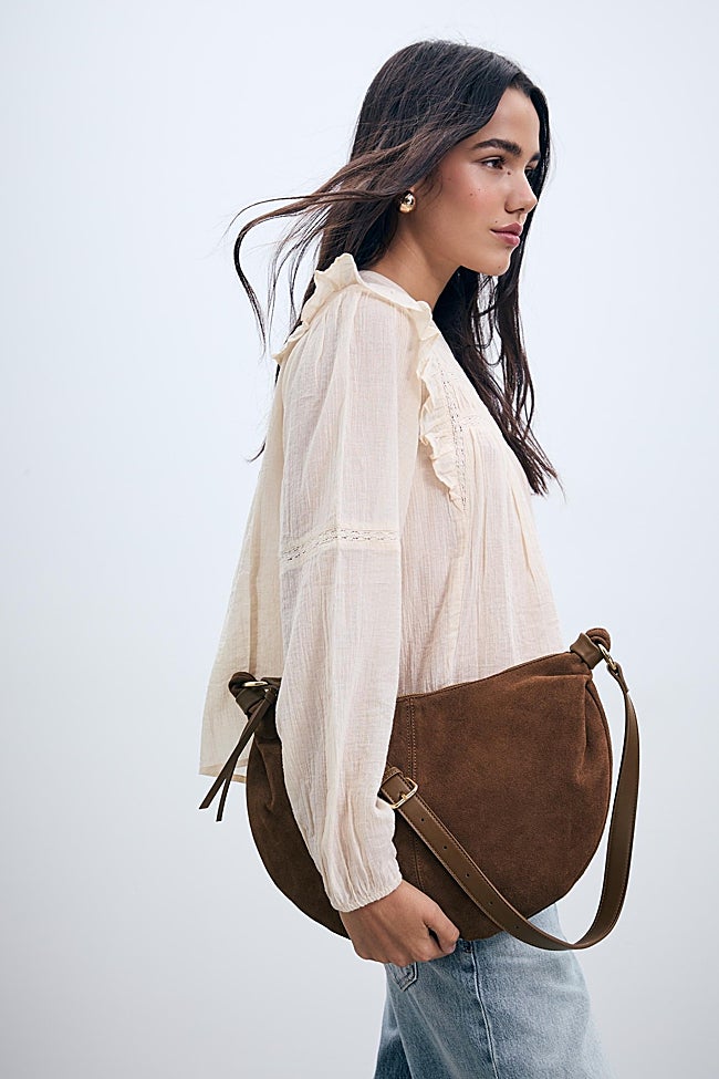 Bolso de ante de Stradivarius (39,95 euros)