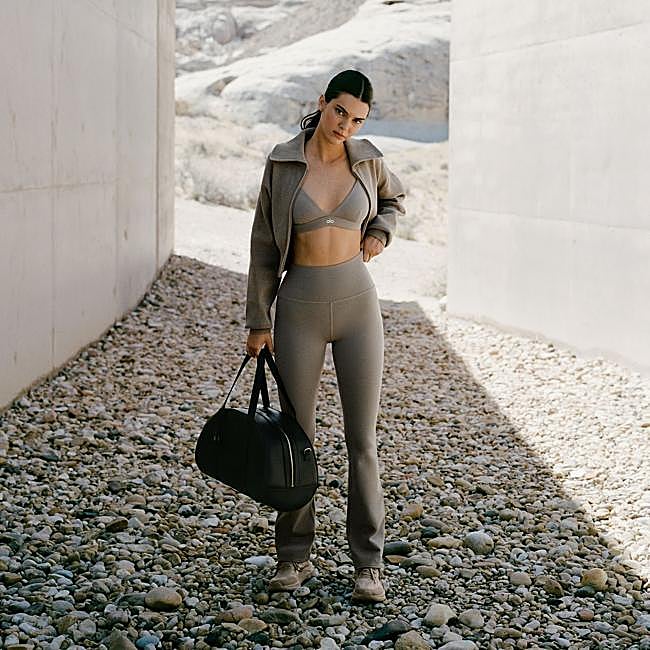 Kendall Jenner con un estilismo deportivo al aire libre.