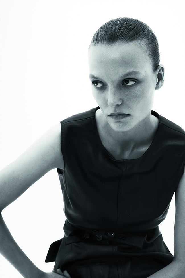 Top de cuero con cinturón, de SOEUR; y falda de piel de MICHAEL MICHAEL KORS.