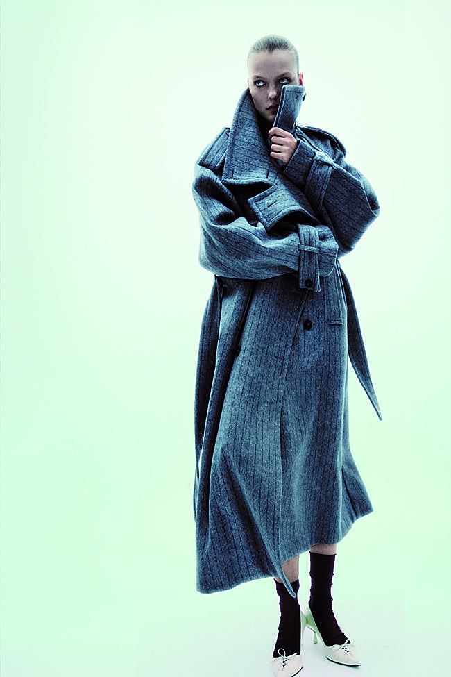 En la página siguiente, abrigo oversize, de MAX MARA; calcetines, de FALKE, y salones de JIMMY CHOO.