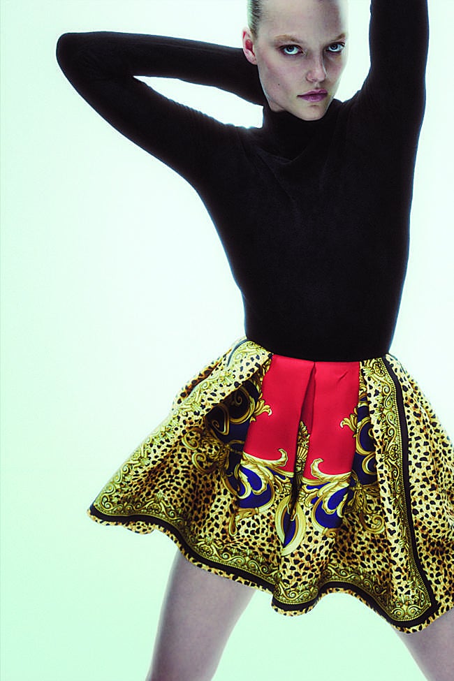 Jersey de cuello vuelto y falda mini evasé, de VERSACE.