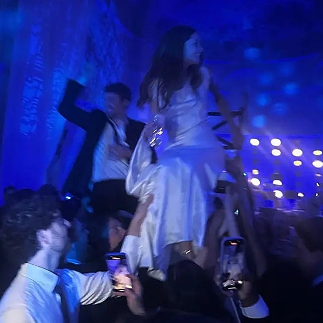 Stella del Carmen Banderas y Alex Gruszynski, con sus looks al descubierto.