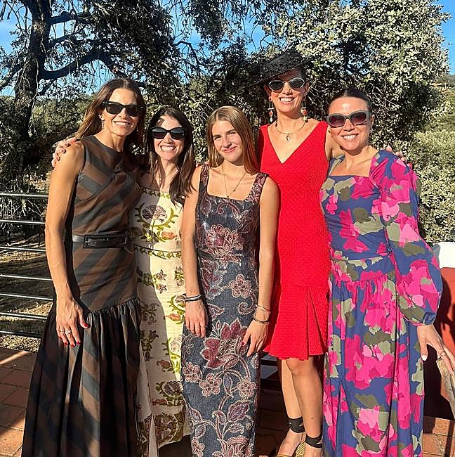 Virginia Troconis y Triana Díaz con amigas.