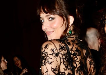 Dakota Johnson, una de las invitadas más buscadas en la boda de Stella del Carmen.