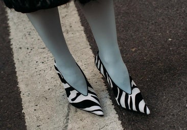 Mujer con zapatos con animal print