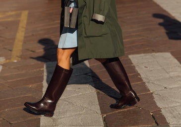 Un look con botas de estilo de montar.