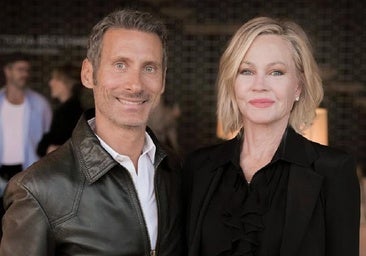 Melanie Griffith junto a Charles Rosier, CEO de Augustinus Bader.