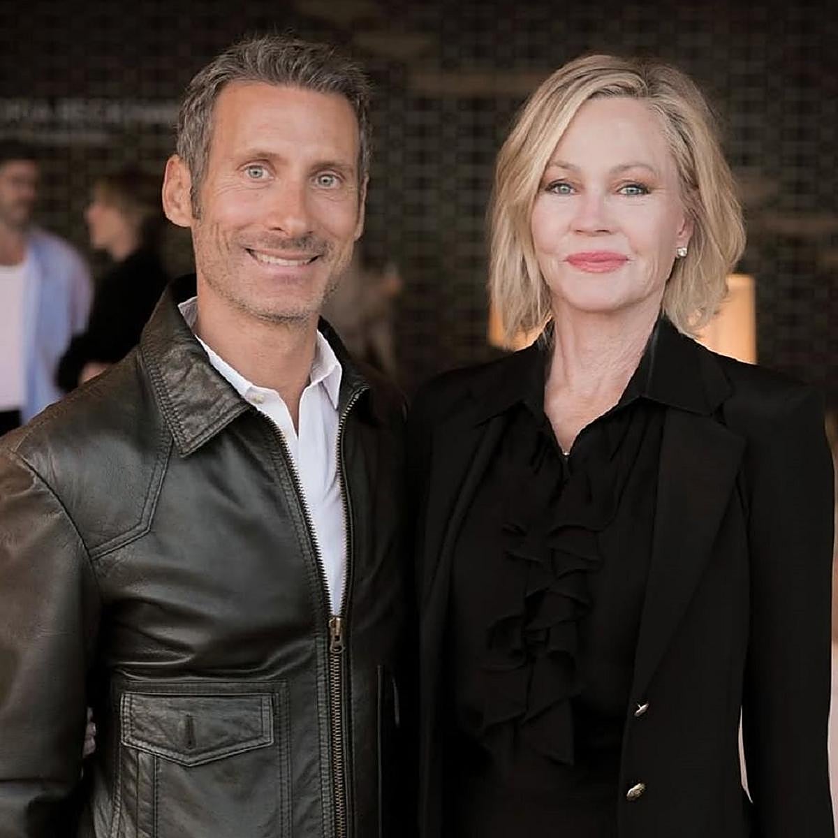 Melanie Griffith junto a Charles Rosier, CEO de Augustinus Bader.