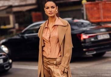 Mujer con pantalones satinados