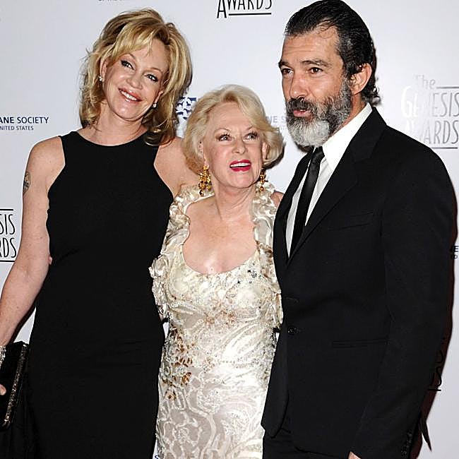 Tippi Hedren con Melanie Griffith y Antonio Banderas, en una fiesta.